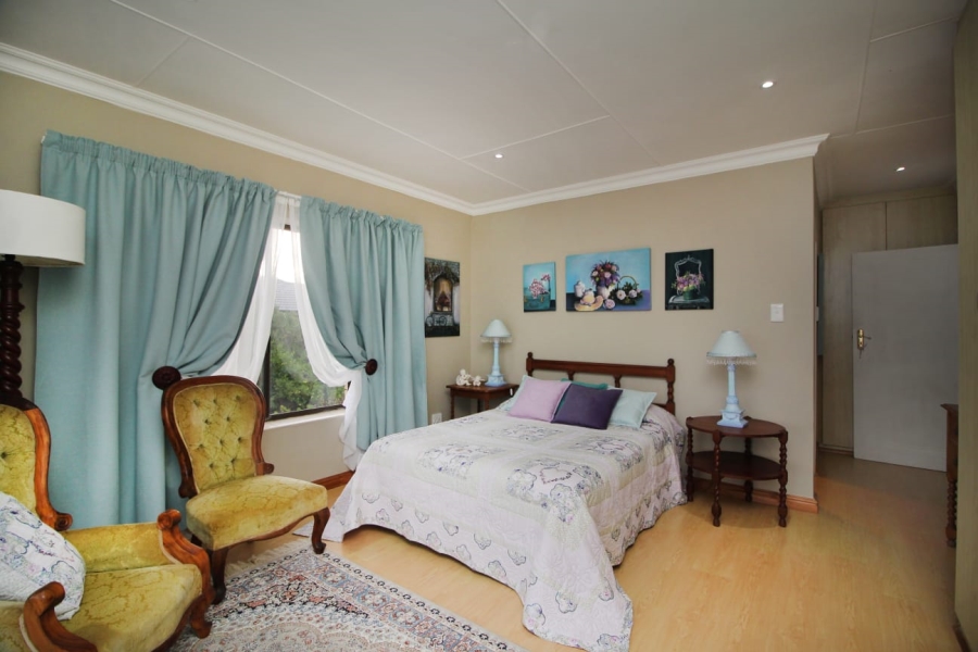 5 Bedroom Property for Sale in Village On Sea Western Cape